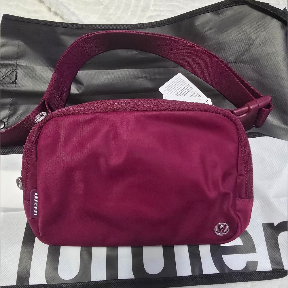 LULULEMON Everywhere Belt Bag With Long Strap 1L. Merlot - Picture 4 of 5